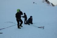 ćwiczenia z ratownictwa lodowcowego (po lewej Monika Niedbalska)
